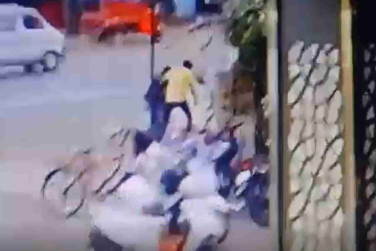 VIDEO : पुण्यात भर दिवसा रस्त्यावर तरुणाची कोयत्याने हत्या, घटना सीसीटीव्हीत कैद