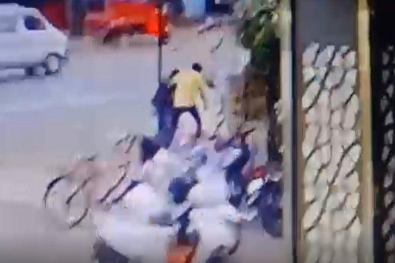 VIDEO : पुण्यात भर दिवसा रस्त्यावर तरुणाची कोयत्याने हत्या, घटना सीसीटीव्हीत कैद