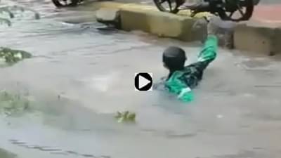 Video | रस्त्यावर चालतानाही मोबाईलमध्ये डोकं, नंतर पठ्ठ्यासोबत असं घडलं की व्हिडीओ व्हायरल