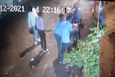 टोल नाक्याचा पैसा लंपास करण्यासाठी थेट कर्मचाऱ्यावर हल्ला, थरार सीसीटीव्हीत कैद