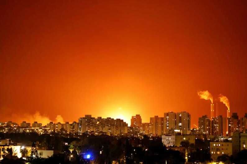गाझातून इस्राईलच्या अॅश्केलॉन येथील पाईपलाईनवर हल्ला करण्यात आला. त्यानंतर आकाशात दिसणाऱ्या आगीचे लोट. (Photo Credit : Reuters)