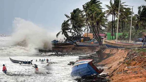 Tauktae Cyclone | तौक्ते चक्रीवादळ पालघरच्या दिशेने, पहाटे 5 वाजता धडकणार, लोकांना स्थलांतर करण्याच्या सूचना