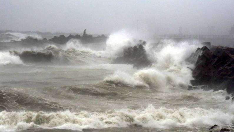 Tauktae Cyclone | कुठे झाडांची पडझड, कुठे घरांचे नुकसान, महाराष्ट्रात तौत्के चक्रीवादळाचा हाहा:कार