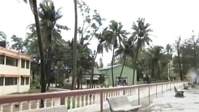 Tauktae Cyclone : रायगडमध्ये हायटाईडचा इशारा, हजारो घरांचं नुकसान, 8,500 नागरिक स्थलांतरित, 2 महिलांचा मृत्यू