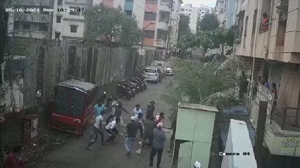 पुण्यात तरुणावर टोळक्याचा कोयता हल्ला, शेजारच्या रहिवाशांनी घरात घेतल्याने तरुण बचावला