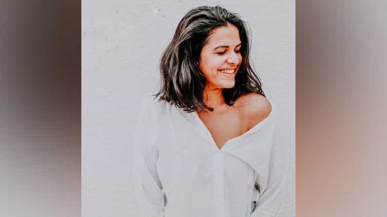 महाराष्ट्रातील घराघरात पोहोचलेली अभिनेत्री मिताली मयेकर सध्या घरीच धमाल करतेय. तर नवरा सिद्धार्थ चांदेकरनं क्लिक केलेले काही फोटो आता मिताली तिच्या सोशल मीडियावर शेअर केले आहेत.
