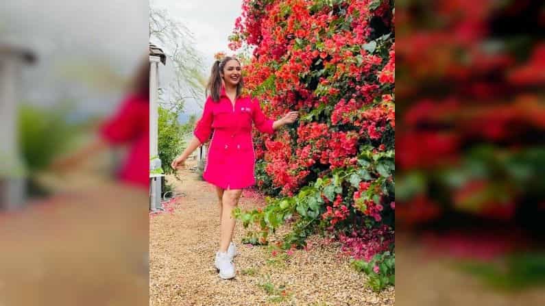 टीव्ही इंडस्ट्रीचं सुप्रसिद्ध नाव असलेली दिव्यांका त्रिपाठी या वेळी 'खतरों के खिलाड़ी 11' या स्टंट बेस्ड रिअॅलिटी शोची स्पर्धक बनली आहे. ती आपल्या सर्व सहकारी स्पर्धकांसह दक्षिण आफ्रिकेच्या केपटाऊनमध्ये पोहोचली आहे, तिथून ती सतत सोशल मीडियावर फोटो पोस्ट करत असते.