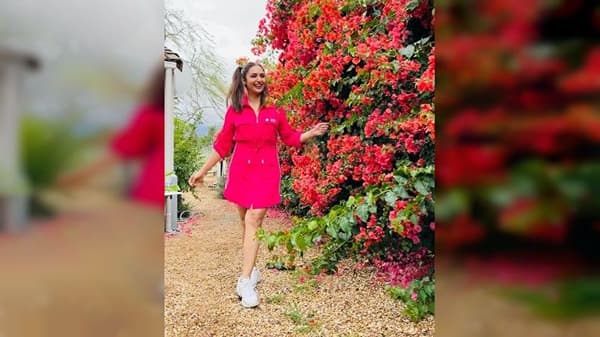 टीव्ही इंडस्ट्रीचं सुप्रसिद्ध नाव असलेली दिव्यांका त्रिपाठी या वेळी 'खतरों के खिलाड़ी 11' या स्टंट बेस्ड रिअॅलिटी शोची स्पर्धक बनली आहे. ती आपल्या सर्व सहकारी स्पर्धकांसह दक्षिण आफ्रिकेच्या केपटाऊनमध्ये पोहोचली आहे, तिथून ती सतत सोशल मीडियावर फोटो पोस्ट करत असते.
