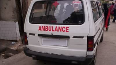 निर्मनुष्य रस्त्यावर डान्सिंग अ‍ॅम्ब्युलन्स, तिघा तरुणांसह अश्लील कृत्य करताना तरुणी रंगेहाथ