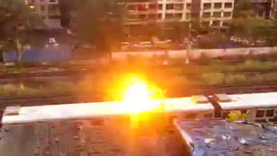 Photo Story: तौक्तेचा तडाखा, मुंबईत दोन तासात 132 झाडे पडली, सी-लिंक बंद; विमानांचे उड्डाणही थांबवले