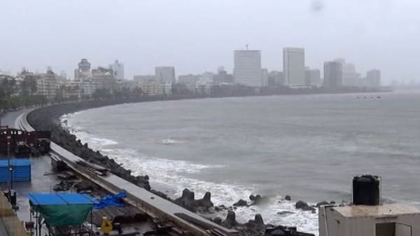 मुंबईत मुसळधार पावसाचा अंदाज, समुद्रात भरतीचा इशारा; मिठी नदीही तुडुंब भरली