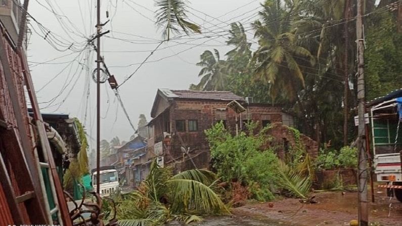 Cyclone in Maharashtra : सिंधुदुर्गला सर्वाधिक फटका, रस्ते बंद, बत्ती गुल, नेटवर्क गायब!