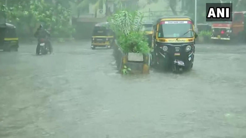 Cyclone in Mumbai: मुंबईत डेंजर वारा, पावसाचा मारा, विमान-लोकल सेवा ठप्प, राज्यात 6 जण दगावले; धोका अजून कायम!