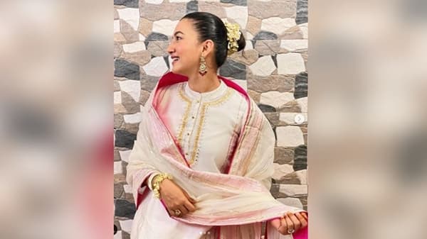 अभिनेत्री गौहर खान सोशल मीडियावर मोठ्या प्रमाणात अॅक्टिव असते. ती अनेकदा तिचे फोटो आणि व्हिडीओ शेअर करते. आता गौहरनं ईदचे काही फोटो तिच्या सोशल मीडिया अकाऊंटवर शेअर केले आहेत. या फोटोंमध्ये गौहर खूपच सुंदर दिसत आहे.