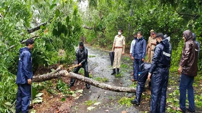 चक्रीवादळानं होत्याचं नव्हतं केलं! रत्नागिरीत हजारो घरांचं नुकसान, संसार उघड्यावर, 16 कोविड सेंटरमधील वीज खंडित