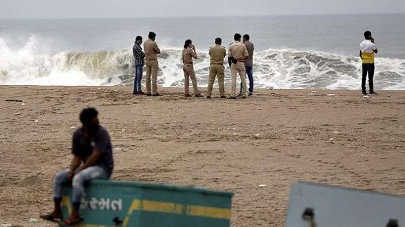 Cyclone Tauktae Tracker and Updates | तौत्के वादळानंतर सिंधुदुर्गात मुसळधार पाऊस, कोट्यावधींचं नुकसान, 3 दिवसापासून बत्ती गूल