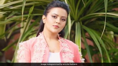 महाराष्ट्र संकटात असताना अमृता फडणवीसांना शेरोशायरी सुचते, त्यांची सत्तेची लालसा दिसून येते