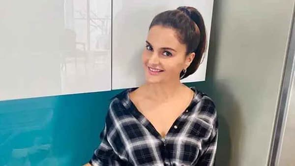 अबू सालेमसोबतचे प्रेमसंबंध वादात, बनावट पासपोर्ट प्रकरणात मोनिका बेदीला झाली होती अटक!