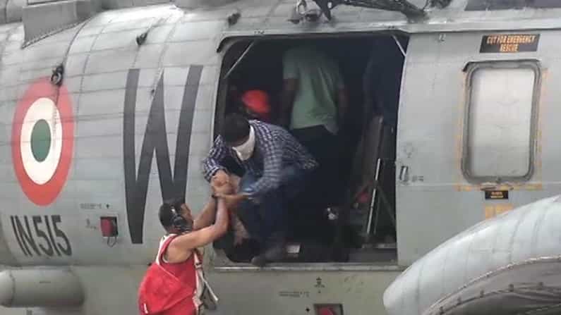 तौत्के चक्रीवादळाच्या (Tauktae Cyclone) तडाख्यामुळे बॉम्बे हाय परिसरात अडकलेल्या कर्मचाऱ्यांचे बचावकार्य सुरु आहे.
