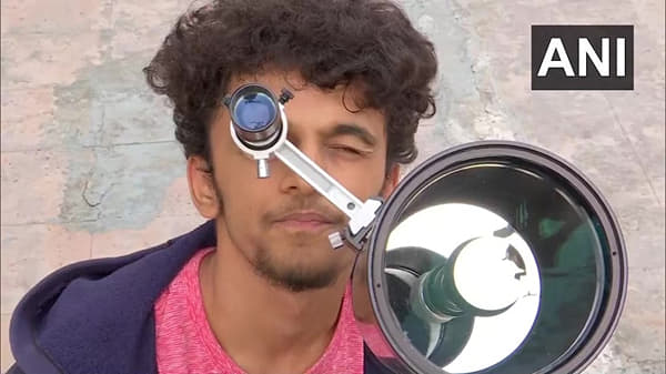 पुण्यातील 16 वर्षीय प्रथमेश जाजू या तरुणाने चंद्राचं एक सुंदर छायाचित्र टिपलं आहे. या छायाचित्रामुळे इंटरनेटवर त्याला प्रचंड लोकप्रियता मिळालीय. प्रथमेशने सांगितल्याप्रमाणे, या छायात्रिचांचा रॉ डाटा 100 जीबीचा आहे. तो प्रोसेस केल्यावर 186 जीबीपर्यंत तो वाढतो. तसंच तो दोन्ही एकत्र केल्यावर फायनल फाईल 600 जीबीची होते.