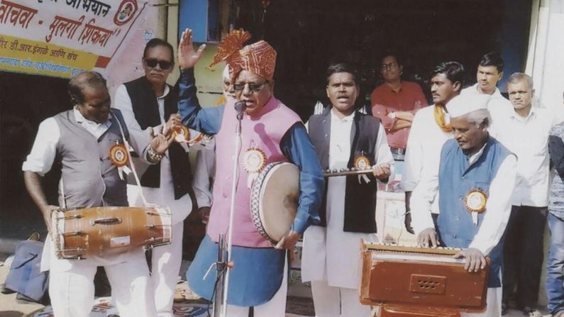 'जलसे' जिवंत राहण्याची तळमळ, शाहिरीत नवे प्रयोग; वाचा, शाहीर इंगळे आणि त्यांची जडणघडण 'जलसे' जिवंत राहण्याची तळमळ, शाहिरीत नवे प्रयोग; वाचा, शाहीर इंगळे आणि त्यांची जडणघडण