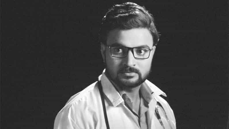 एखादी व्यक्ती आपल्याला देवासमान वाटते पण त्याचा खरा चेहरा मात्र वेगळाच असतो. चांगुलपणाचा बुरखा पांघरुन घात करणाऱ्या अशा वृत्तीविषयी भाष्य करणारी ‘देवमाणूस’ ही नवी मालिका झी मराठीवर आली, आणि अल्पावधीतच लोकप्रियतेच्या शिखरावर पोहोचली.