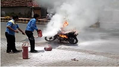 Video : भाऊ-बहीण दुचाकीवर, पेट्रोलपंपावर गाडी थांबवली, पेट्रोल भरलं आणि........