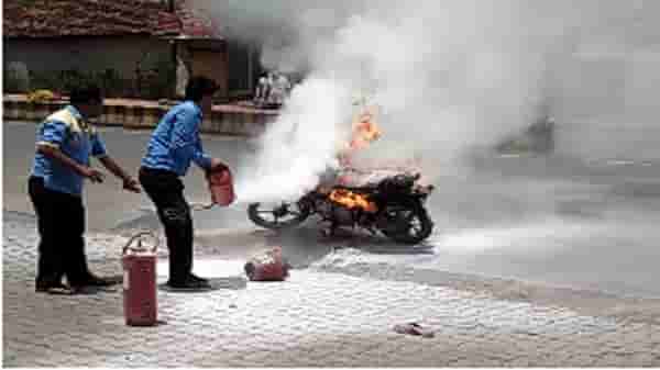 Video : भाऊ-बहीण दुचाकीवर, पेट्रोलपंपावर गाडी थांबवली, पेट्रोल भरलं आणि........