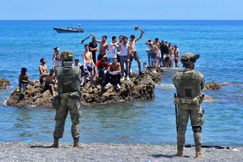 स्पेनमधील क्वेटोमध्ये मोरोक्कोचे नागरिक पोहून स्पेनमध्ये प्रवेश करण्याचा प्रयत्न करत आहेत. त्यामुळे स्पेनने या ठिकाणी सैनिक तैनात केलेत. (Photo Credit : Reuters)