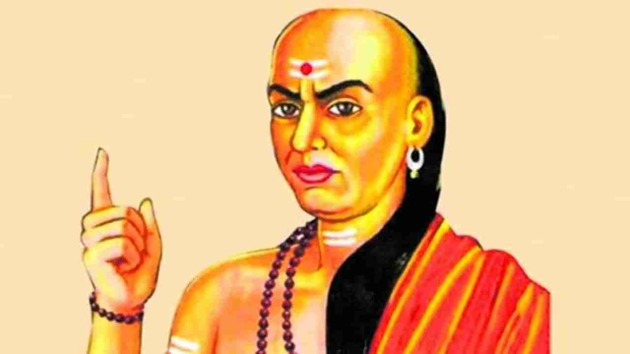 Chanakya Niti : या 4 गोष्टींची ज्याला ओढ, त्याच्याकडून प्रेम, दया आणि इमानदारीची अपेक्षा करणं व्यर्थ!
