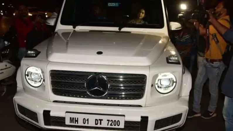 बॉलिवूड अभिनेत्री सारा अली खान आजकाल आपल्या नवीन कारबद्दल चर्चेत आहे. या अभिनेत्रीने अलीकडेच स्वत: साठी एक मर्सिडीज-बेंझ जी वॅगन खरेदी केली आहे. या वाहनाची किंमत 1.62 कोटी आहे.