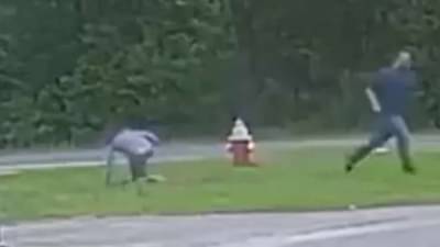 VIDEO : चिमुकलीचे अपहरणकर्त्याशी दोन हात, नराधमाला जमिनीवर पाडलं, घटना कॅमेऱ्यात कैद, व्हिडीओ व्हायरल