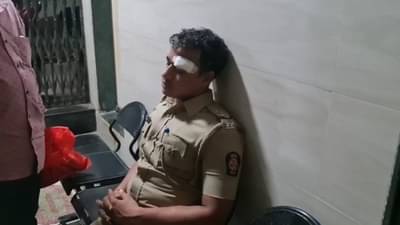 विनामास्क बाईकवर फिरणाऱ्या तरुणाचा मुजोरपणा, पोलीस अधिकाऱ्याला रस्त्यावर फरफटत नेलं