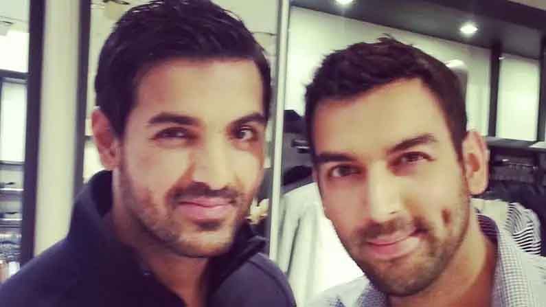 जॉन अब्राहमप्रमाणे दिसणाऱ्या या व्यक्तीचे नाव मुबशीर मलिक (Mubashir malik) आहे. तो ब्रिटीश ब्रॉडकास्टर असण्यासोबतच लेखिक देखील आहे. मुबशीर सोशल मीडियावर खूप अ‍ॅक्टिव आहे आणि बॉलिवूड अभिनेता जॉन अब्राहम यालाही भेटला आहे. त्याने जॉनसोबतचा एक फोटोही सोशल मीडियावर शेअर केला आहे.