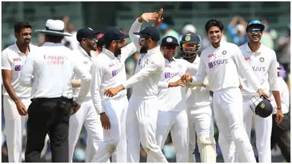 भारताचा पुरुष आणि महिला क्रिकेट संघ जून महिन्याच्या पहिल्या आठवड्यात इंग्लंड दौर्यावर रवाना होतील. कोरोना प्रोटोकॉल अंतर्गत सर्व खेळाडूंना दोन आठवड्यांसाठी मुंबईत क्वारंटाईन रहावे लागणार आहे. यासाठी दोन्ही संघांचे खेळाडू मुंबईत येत आहेत.