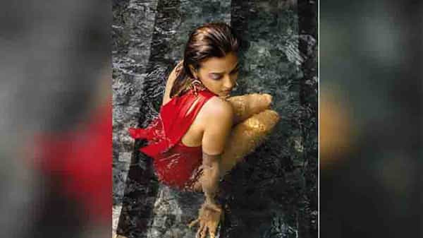 बॉलिवूड अभिनेत्री राधिका आपटे (Radhika Apte) हिने आतापर्यंत तिच्या कारकिर्दीत अनेक संस्मरणीय भूमिका साकारल्या आहेत. राधिकाला अभिनयात क्षेत्रात एक उत्कृष्ट अभिनेत्री मानले जाते. परंतु, काही काळापूर्वी सोशल मीडियावर तिची एक व्हिडिओ क्लिप लीक झाली होती, ज्यामध्ये ती न्यूड दिसत होती. हा व्हिडिओ 2016मध्ये प्रदर्शित झालेल्या 'मॅडली’मधील ‘क्लीन शेवन' या मल्टी स्टोरी चित्रपटातील एक दृश्य होते. आता राधिका आपटेने तिच्या या व्हिडीओ क्लिपच्या व्हायरल झाल्यानंतरच्या परिस्थितीवर भाष्य केले आहे.