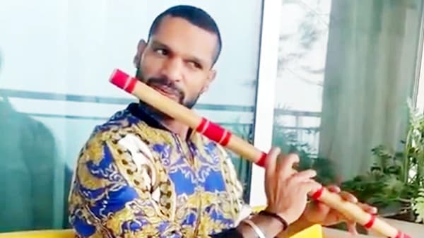 Video : शिखर धवनच्या बासरीचे मधुर स्वर, गब्बरने वाजवलेलं ओठो से छू लो तुम.. एकदा ऐकाच!