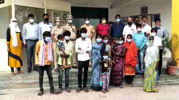 12 ऊसतोड मजूर तब्बल दोन वर्ष बंधक, महिलेच्या चलाखीने सुटका, जालना ते सोलापूर थरार