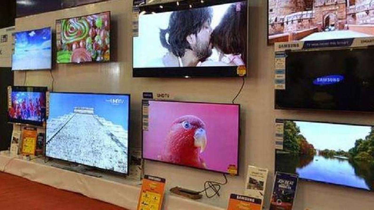 करमणुकीचे सर्वात मोठे साधन म्हणजे टीव्ही. त्यातही आता टीव्हीचे काही प्रकार बाजारात उपलब्ध आहेत. त्यात प्रामुख्याने LCD TV आणि LED TV ला सर्वाधिक मागणी आहे. पूर्वी बाजारात साधे टीव्ही उपलब्ध होते, त्यानंतर त्यातच अपडेट्स होत बाजारात LCD TV,LED TV, Smart TV दाखल झाले. 