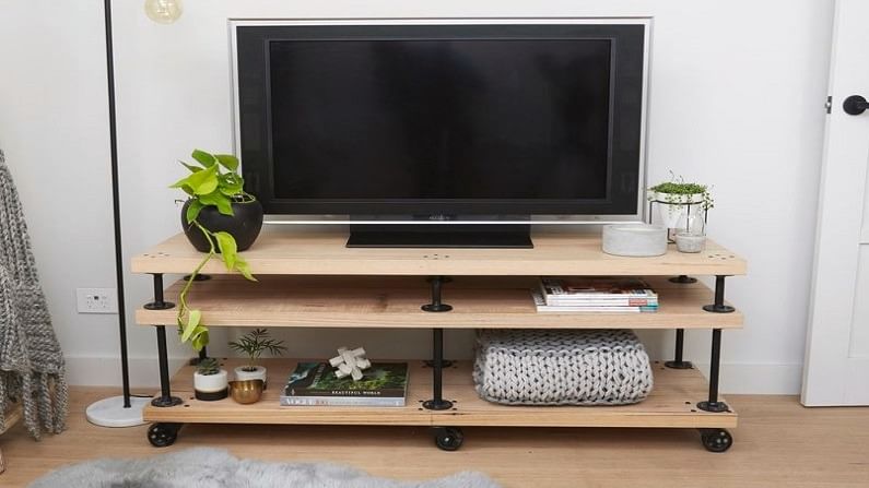 LCD TV जास्त वीज घेतात तर LED TV साठी तुलनेने कमी वीज लागते.