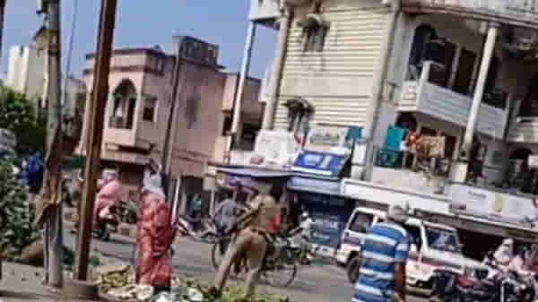 Video : अखेर नागपूरच्या त्या पोलिसावर कारवाई, महिलेची भाजी रस्त्यावर फेकणं महागात