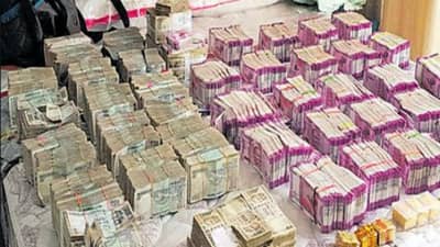 गुजरातला जाणाऱ्या कारमध्ये नोटांचं घबाड, सकाळपासून नोटा मोजता मोजता उलटली संध्याकाळ; अधिकारीही चक्रावले