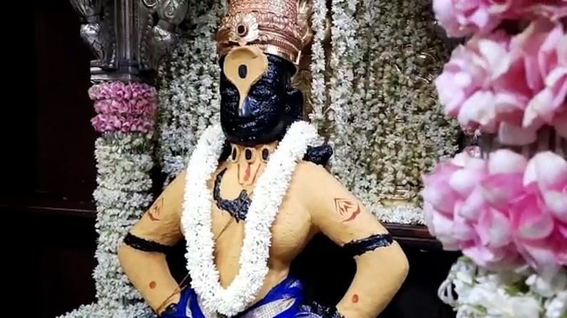 श्री विठ्ठल आणि रुक्मिणीचा गाभारा चौखांबी हा सर्व परिसर मोगर्‍याच्या सुगंधाने दरवळला आहे. युगायुगातून आलेला हा दुर्मिळ योग असून आज एकादशी, द्वादशी आणि त्रयोदशी असा योग आला आहे.  