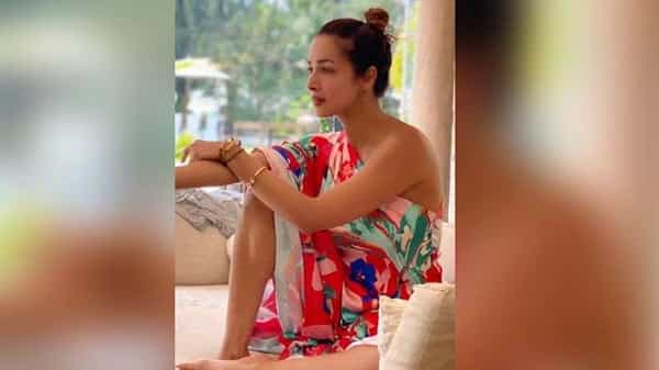बॉलिवूड अभिनेत्री मलायका अरोरा नेहमीच तिच्या स्टाईल स्टेटमेंटसाठी चर्चेत असते. ती काही दिवसांपूर्वी कफ्तान ड्रेसमध्ये दिसली होती. मलायकानं या ड्रेसला हुप इयररिंगसह अॅक्सेसराइझ केले आहे. या ड्रेसमध्ये मलायका सुंदर दिसत होती.