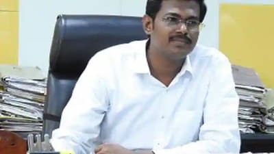 एका बेडसाठी 100 वेटिंगवर, रुग्णाच्या मृत्यूची सर्वांनाच प्रतिक्षा; यूपीच्या जिल्हाधिकाऱ्याने सांगितला दाहक अनुभव