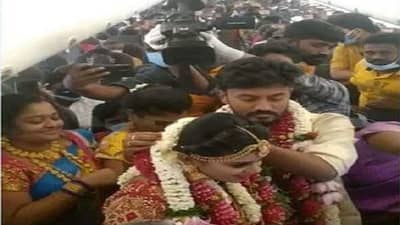 VIDEO : वऱ्हाड निघालं लग्नाला, 161 वऱ्हाडी घेऊन विमान झेपावलं, विमानातच वधू-वर लग्नबेडीत, तामिळनाडूतील अनोखं लग्न