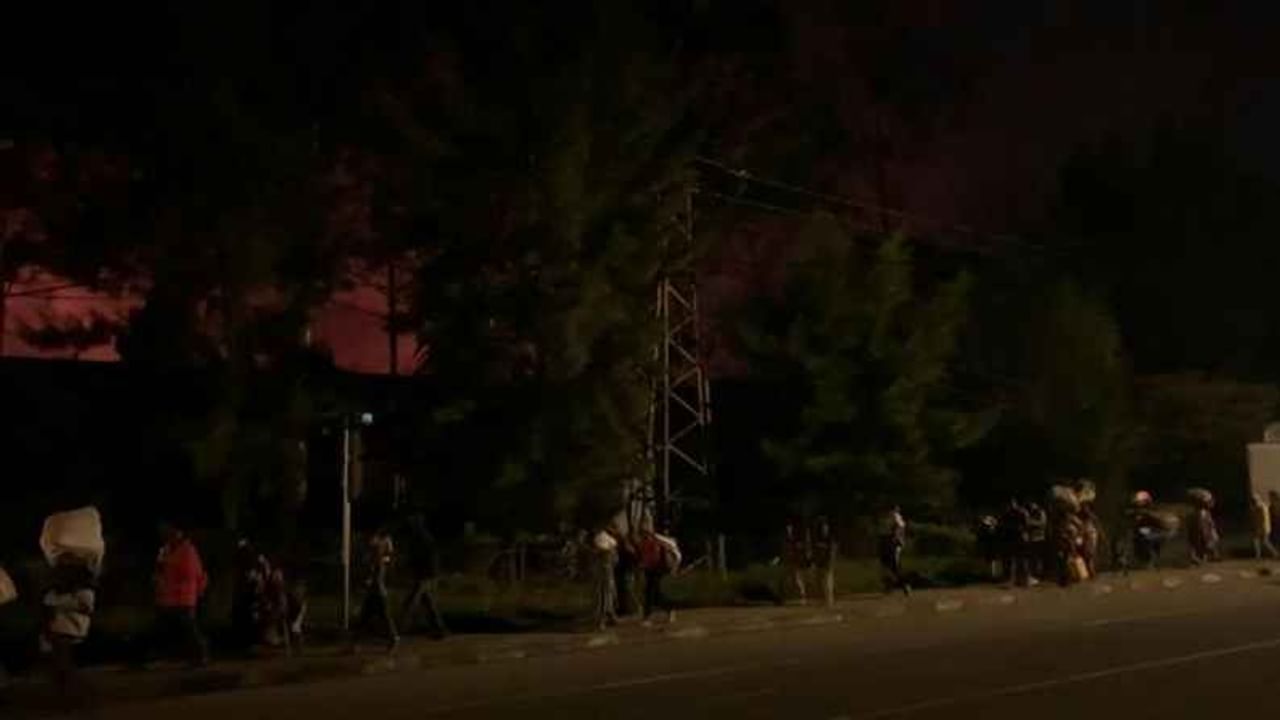 कांगो (Democratic Republic of Congo) देशाच्या गोमा शहरजवळ शनिवारी (22 मे) माउंट नीरागोंगो (Mount Nyiragongo)  ज्वालामुखीचा स्फोट झाला. यामुळे आकाशात लाल रंगाचं सावट तयार झालं. हा ज्वालामुखीचा स्फोट इतका मोठा होता की त्यातील लाव्हारस अक्षरशः रस्त्यांवर वाहत आला. त्यामुळे शहरात भीतीचं वातावरण तयार झालं. अनेक लोकांना आपलं घर सोडावं लागलंय.