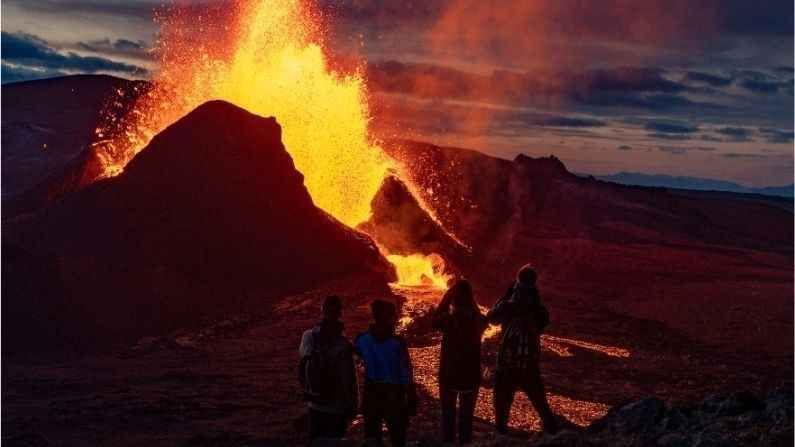 याआधी आईसलँडमध्ये देखील ज्वालामुखी स्फोटाची घटना घडली होती. तेथे मार्च महिन्यात ज्वालामुखी स्फोट झाला (Goma Volcano Eruption). तेव्हापासून तेथे लाव्हारस आणि राखेचं साम्राज्य आहे (Goma City Volcano). तेथे तर लोक ज्वालामुखीच्या लाव्हारसावर जेवण शिजवताना दिसले.