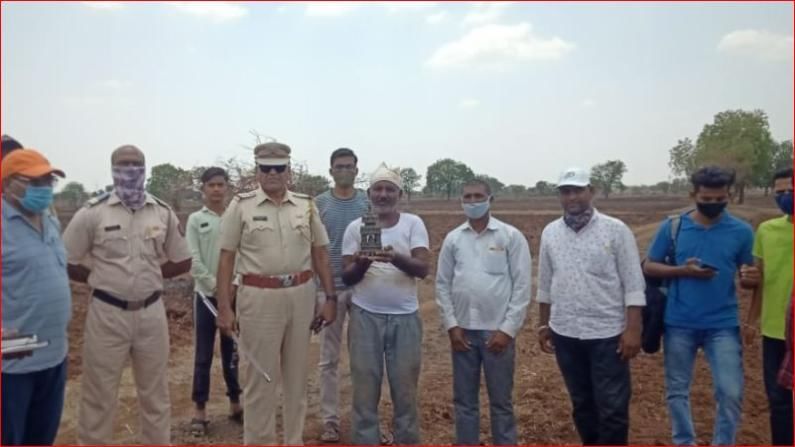  मुकुट सापडल्याची माहिती अप्पर तहसीलदार सुदाम महाजन यांना कळविण्यात आली. त्यांनी तत्काळ दखल घेत मंडळ अधिकारी महेशकुमार शास्त्री  यांच्यामार्फत पुरातत्व विभागाला कळविण्यासाठी पंचनामा करण्यात आला. 
