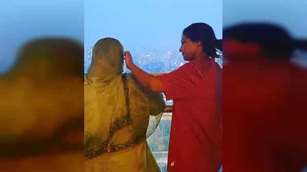 नुकतंच टीव्ही अभिनेत्री हीना खानच्या वडिलांचं निधन झालंय. त्यामुळे गेले अनेक दिवस ती वडिलांच्या आठवणीच गुंतलेली आहे.